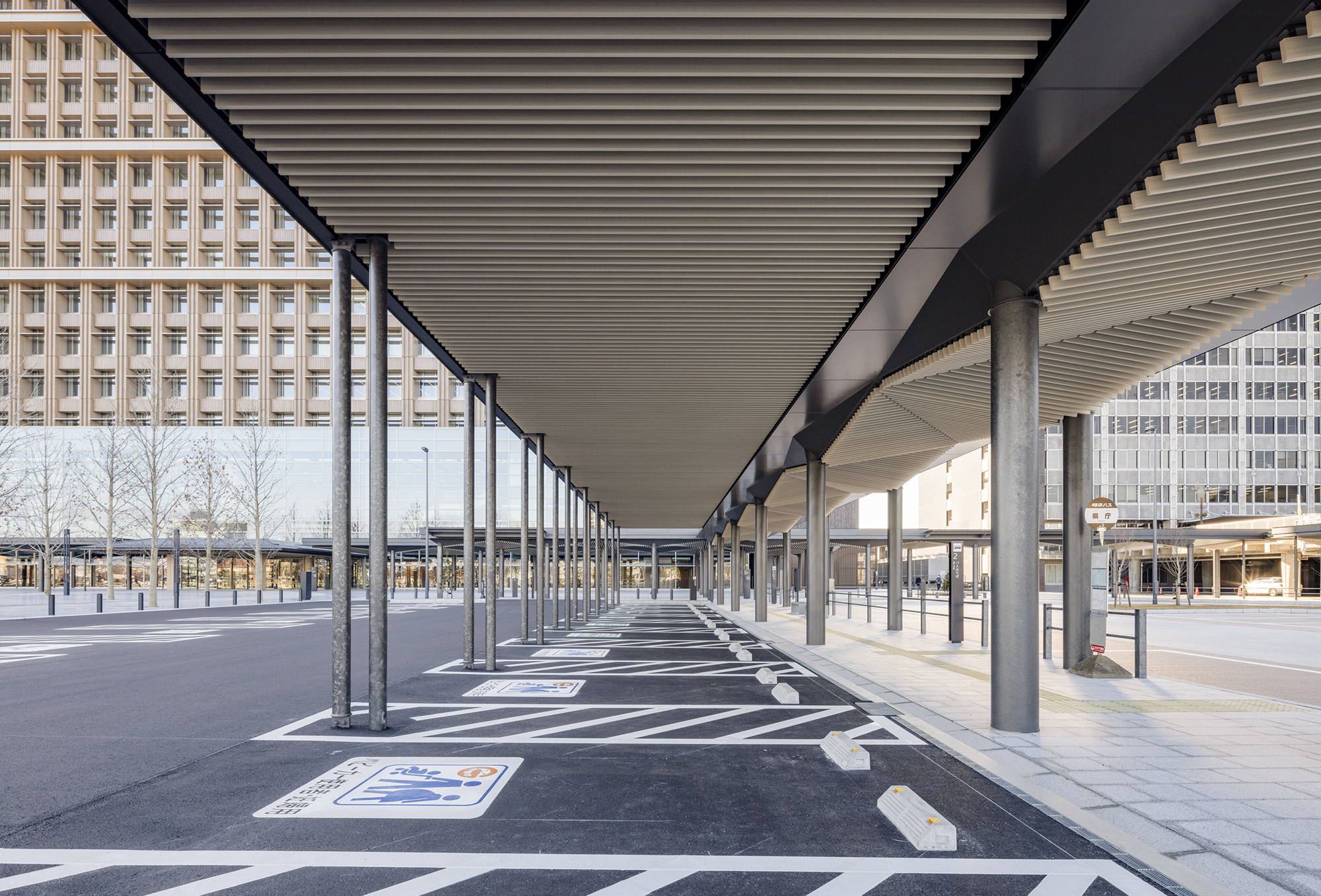 岐阜県庁屋外通路 2